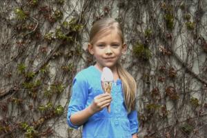 πορτραίτο κοριτσιού που κρατάει παγωτό