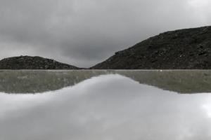 Φωτογραφία έκθεσης, αντανάκλαση βουνών σε λίμνη