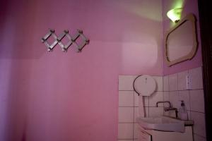 Φωτογραφία Έκθεσης, ροζ τοίχοι, μπάνιο
