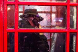 φωτογραφία Ανδριώτης Παναγιώτης / άνδρας μέσα σε κόκκινο τηλεφωνικό θάλαμο στο Λονδίνο