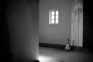 μικρό κορίτσι σε δωμάτιο ασπρόμαυρη φωτογραφία