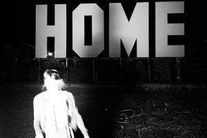 ασπρόμαυρη φωτογραφία, άνθρωπος, πινακίδα νέον, home