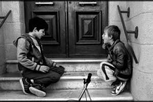 ασπρόμαυρη φωτογραφία, παιδιά παίζουν, σκαλιά -- φωτογραφία: Φαρμακίδης Γιάννης