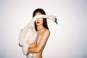 φωτογραφία Ren Hang γυναίκα που αγκαλιάζει κύκνο