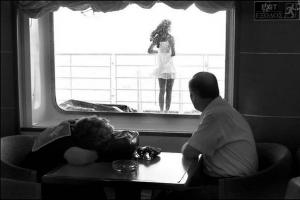 άνδρας σε πλοίο κοιτάει μία γυναίκα από το παράθυρο