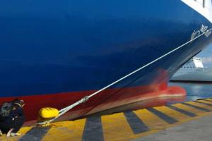 φωτογράφος απαθανατίζει λεπτομέρεια κάβου που είναι δεμένο πλοίο σε λιμάνι