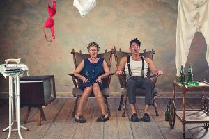 Home, άντρας και γυναίκα καθισμένοι σε πολυθρόνες, παλιά τηλεόραση, μπουγάδα, μπαράκι, σιδερώστρα