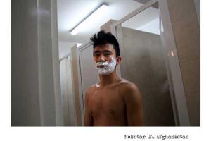 έφηβος από το Αφγανιστάν με αφρό ξυρίσματος στο πρόσωπο στέκεται έξω από τουαλέτα