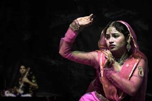 Ινδή κοπέλα με παραδοσιακή ινδική ένδυση χορεύει καθιστή