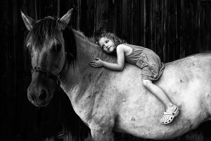 ασπρόμαυρη φωτογραφία, κοριτσάκι, άλογο