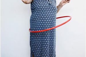 ηλικιωμένη γυναίκα κάνει χουλα χουπ