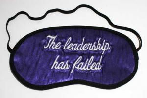 μάσκα ύπνου που γράφει The leadership has failed