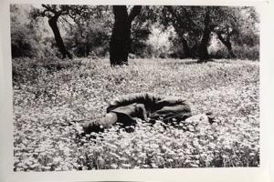 ασπρόμαυρη φωτογραφία εποχής, άνδρας ξαπλωμένος σε αγρό