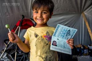 παιδάκι κρατάει στο ένα χέρι γλυφιτζούρι και στο άλλο ενα διαβατήριο