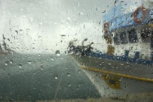 Νικήτρια φωτογραφία του διαγωνισμού, τζάμι με σταγόνες από βροχή, πλοίο