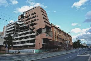 μισογκρεμισμένο κτήριο σε κεντρική οδό του Βελιγραδίου