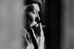 ασπρόμαυρη φωτογραφία, ηλικιωμένη γυναίκα καπνίζει