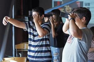 παιδιά με αυτοσχέδιες μηχανές ανακαλύπτουν τον κόσμο της φωτογραφίας